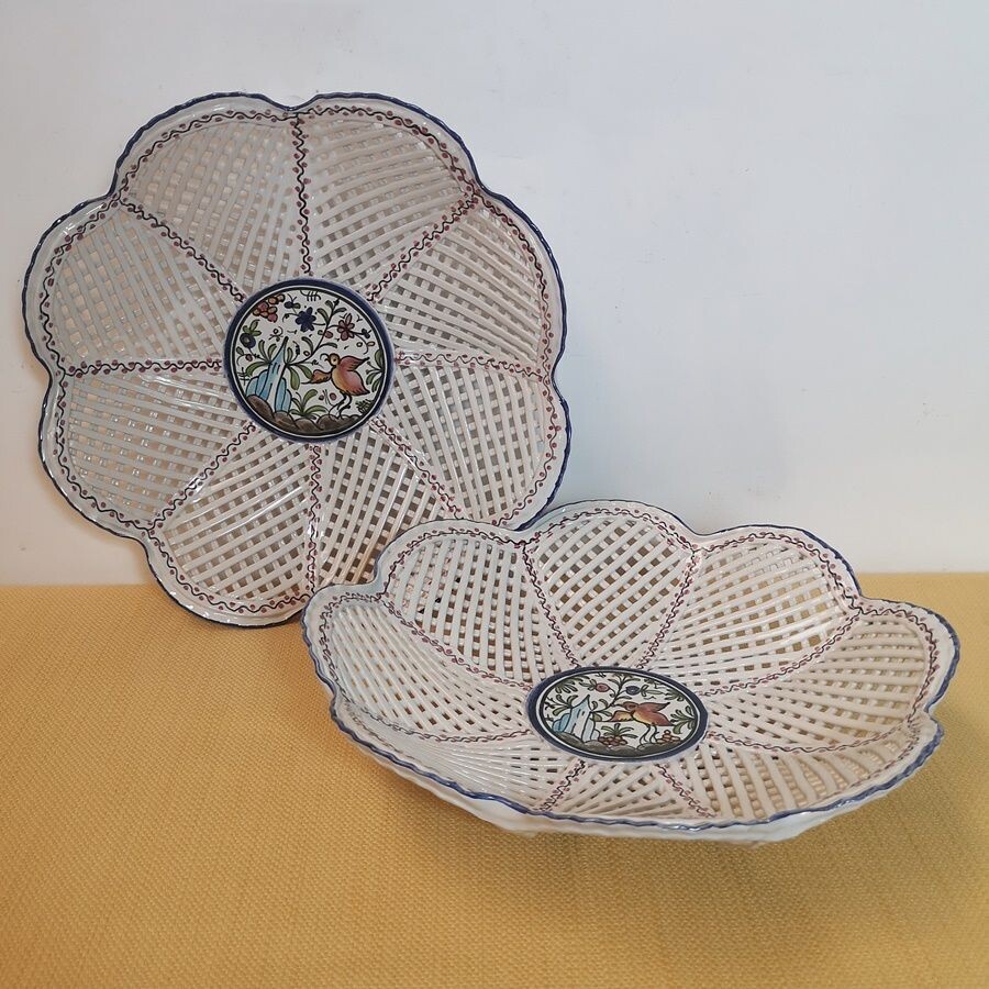Pareja de Platos Perforados de Porcelana