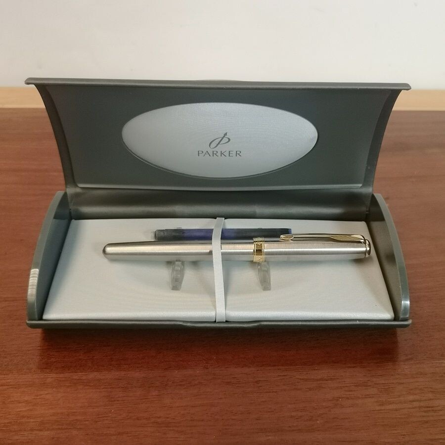 Pluma Parker en su Caja