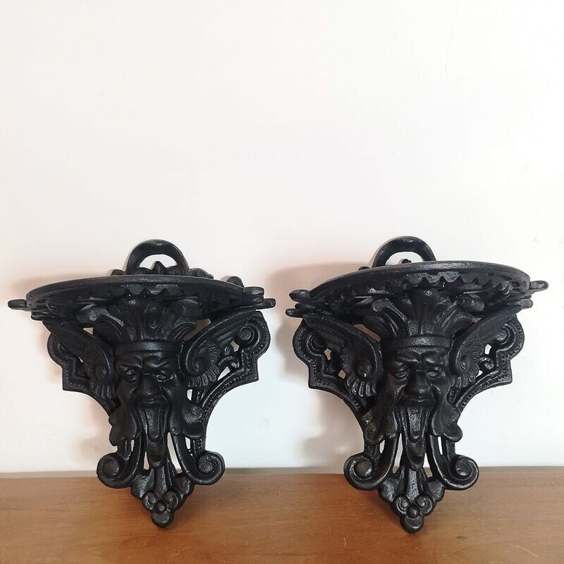 Par de Ménsulas de Estilo Gótico