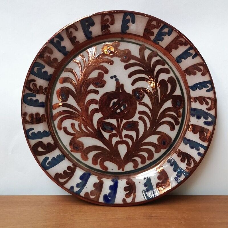 Plato con Reflejos Cobrizos