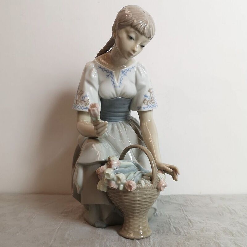 Porcelana Lladró Mujer con Cesta Porcelana Lladró Mujer con Cesta