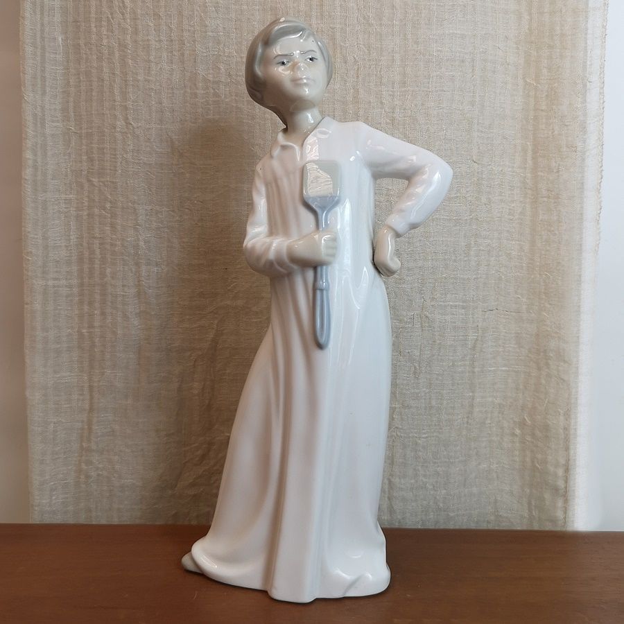 Joven en Camisón de Porcelana Nao
