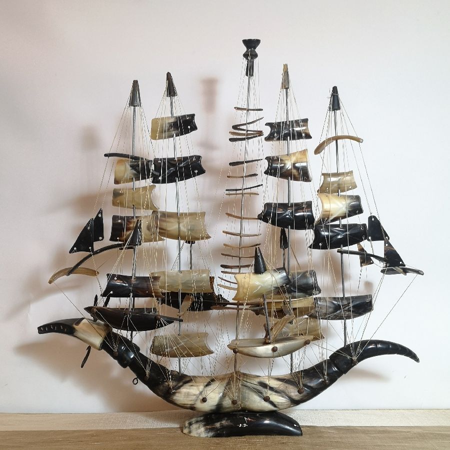 Barco de Cuerno Tallado