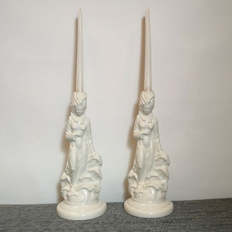 Par de Candelabros de Cerámica Blanca