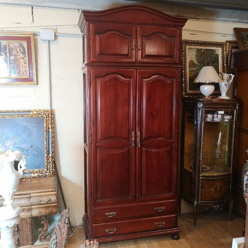 Ropero Clásico de Dos Puertas y Altillo