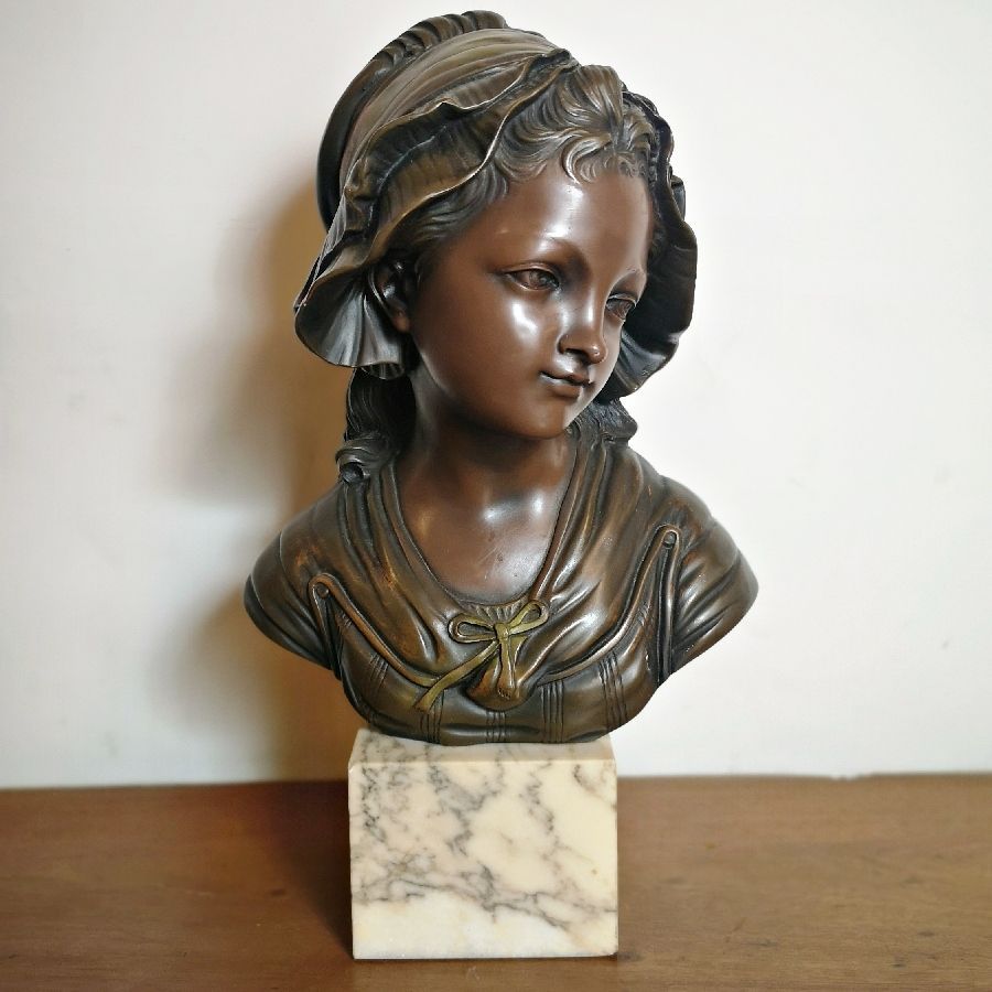 Busto de Mujer con Base de Mármol