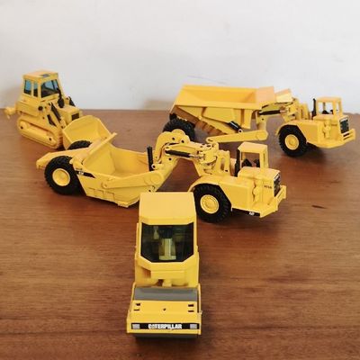 Lote 4 Caterpillar de la marca Joel