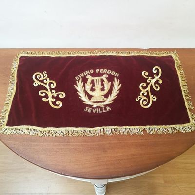 Tejido de Terciopelo Bordado en Oro