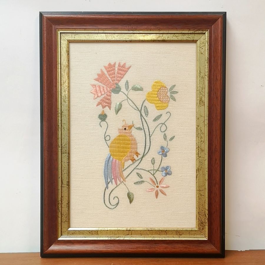 Cuadro Pájaro y Flores Bordados