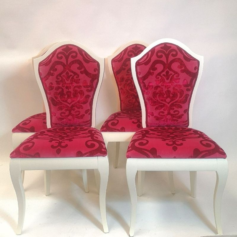 Cuatro Sillas Blancas y Rosas