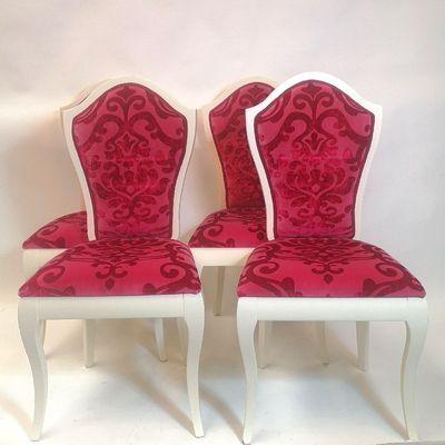 Cuatro Sillas Blancas y Rosas