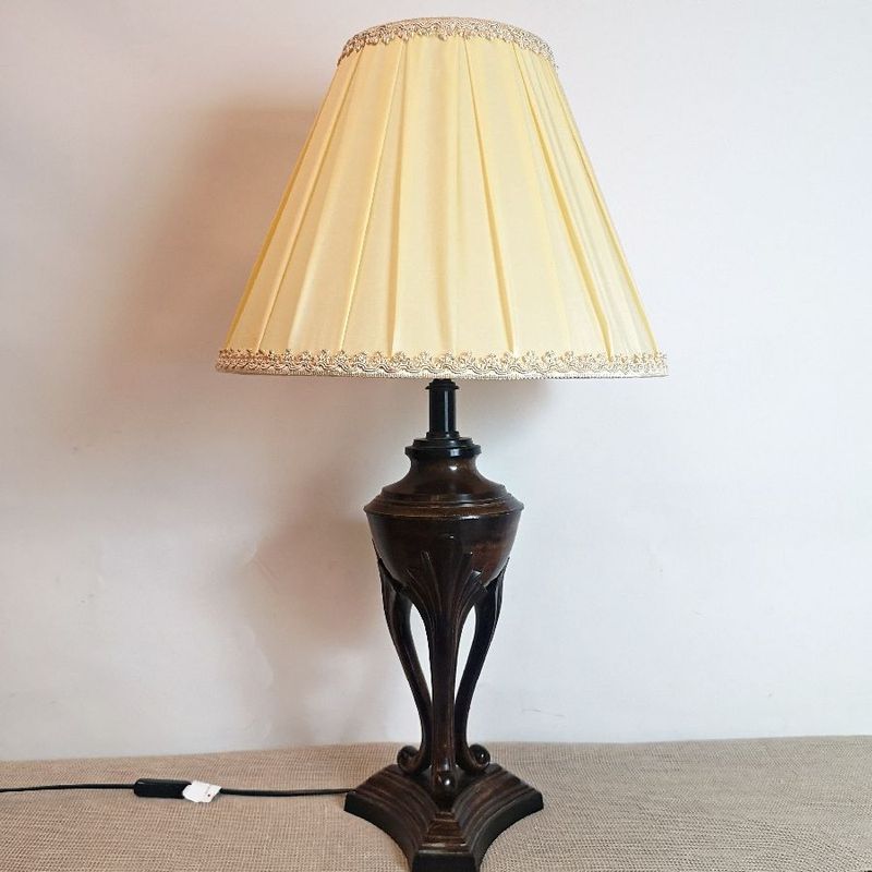 Lámpara de Mesa con Base Metálica Lámpara de Mesa con Base Metálica