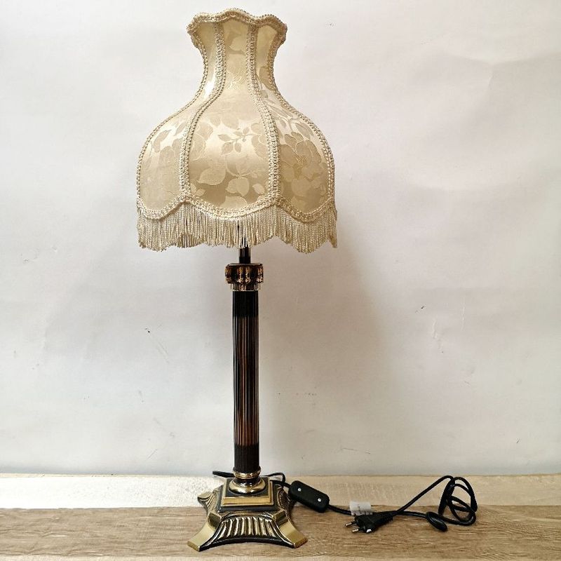 Lámpara de Sobremesa con Cuerpo en Forma de Columna Lámpara de Sobremesa con Cuerpo en Forma de Columna