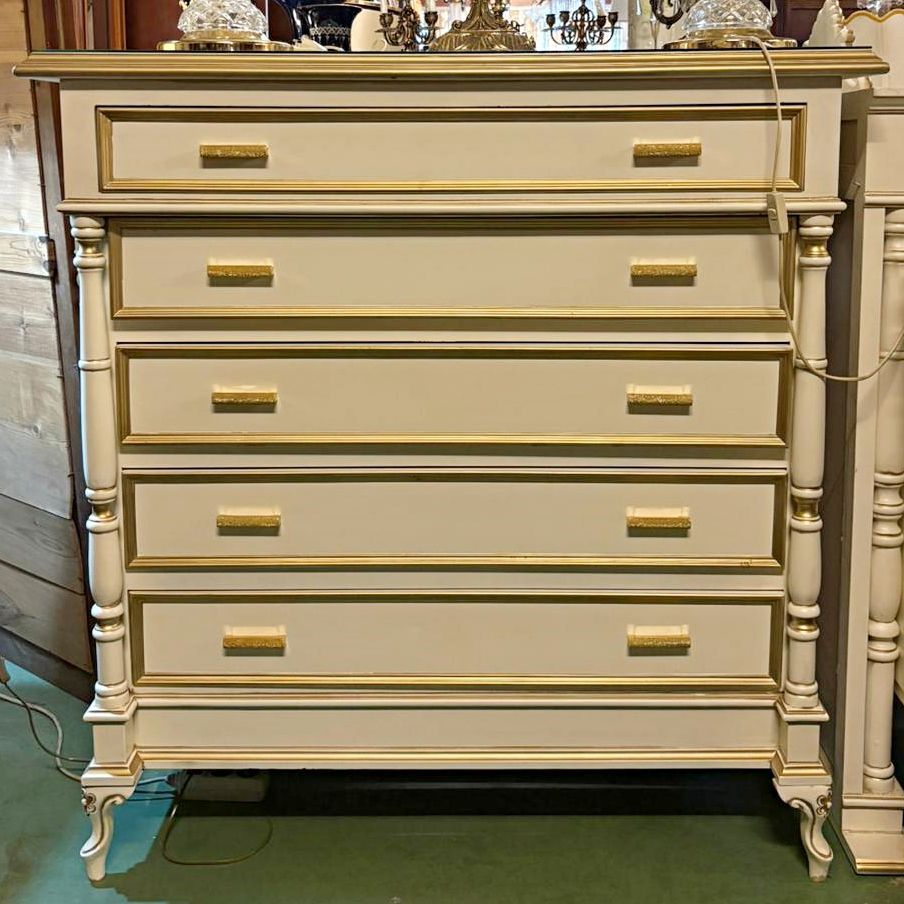 Cómoda Blanca y Dorada con Espejo