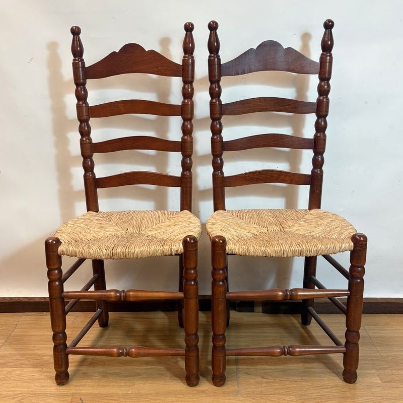 Par de Sillas de Madera y Enea