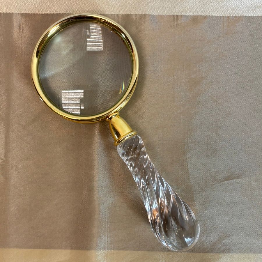 Lupa de mesa en metal dorado Lupa de mesa en metal dorado