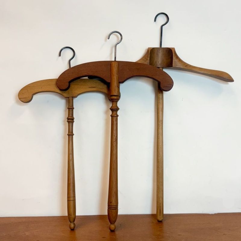 Conjunto de Tres Perchas Antiguas