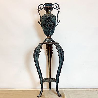 Jarrón con Pedestal de Bronce