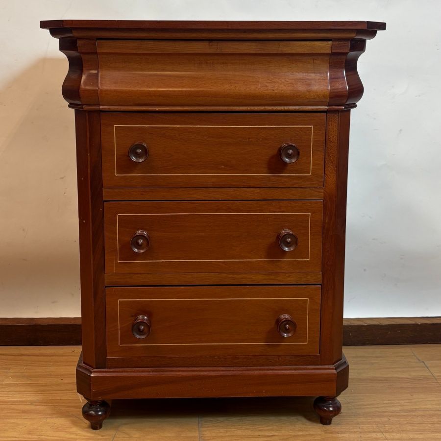 Mesita de Noche de Diseño Clásico