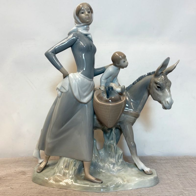 Figura Lladró Campesina con Burro y Niño