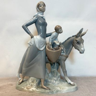 Figura Lladró Campesina con Burro y Niño