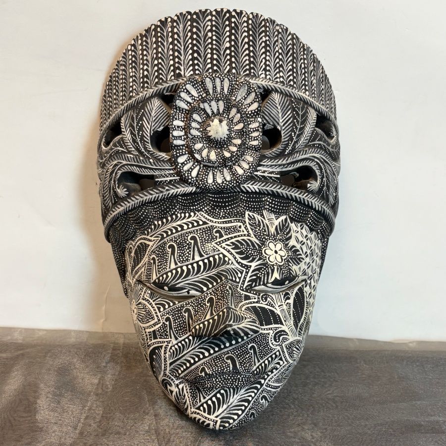 Máscara Madera Diseño en Blanco y Negro