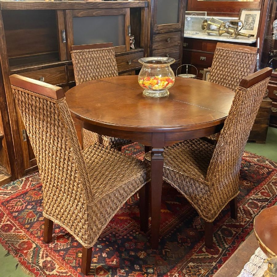 Mesa Redonda con Cuatro Sillas