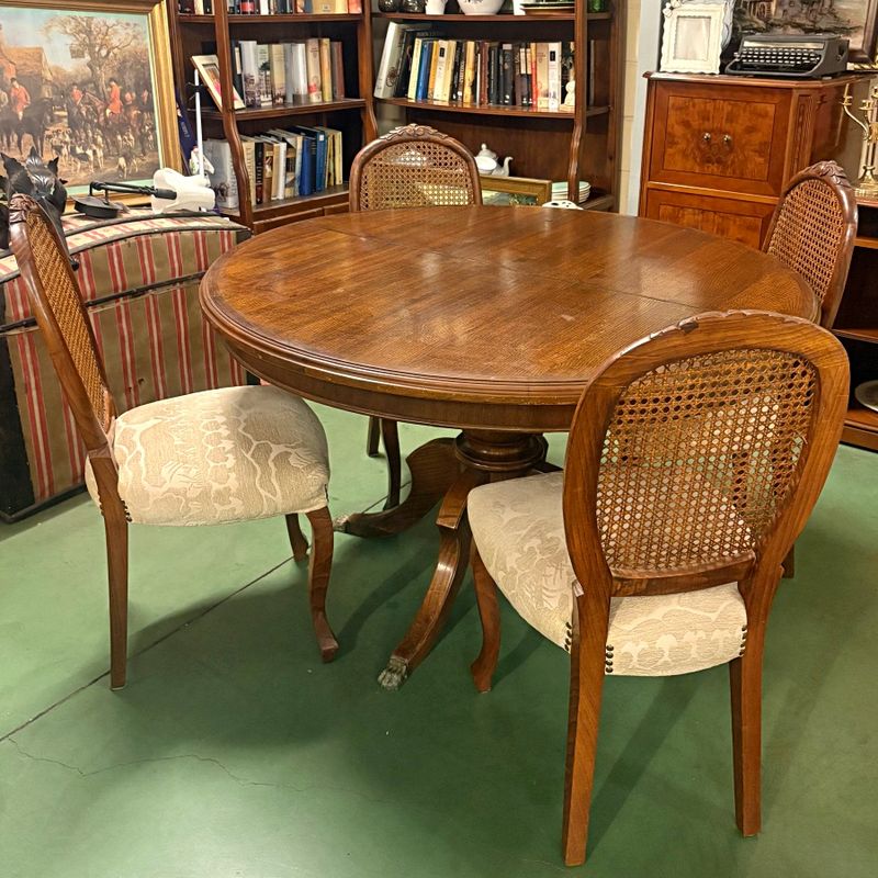 Mesa de Roble con Cuatro Sillas