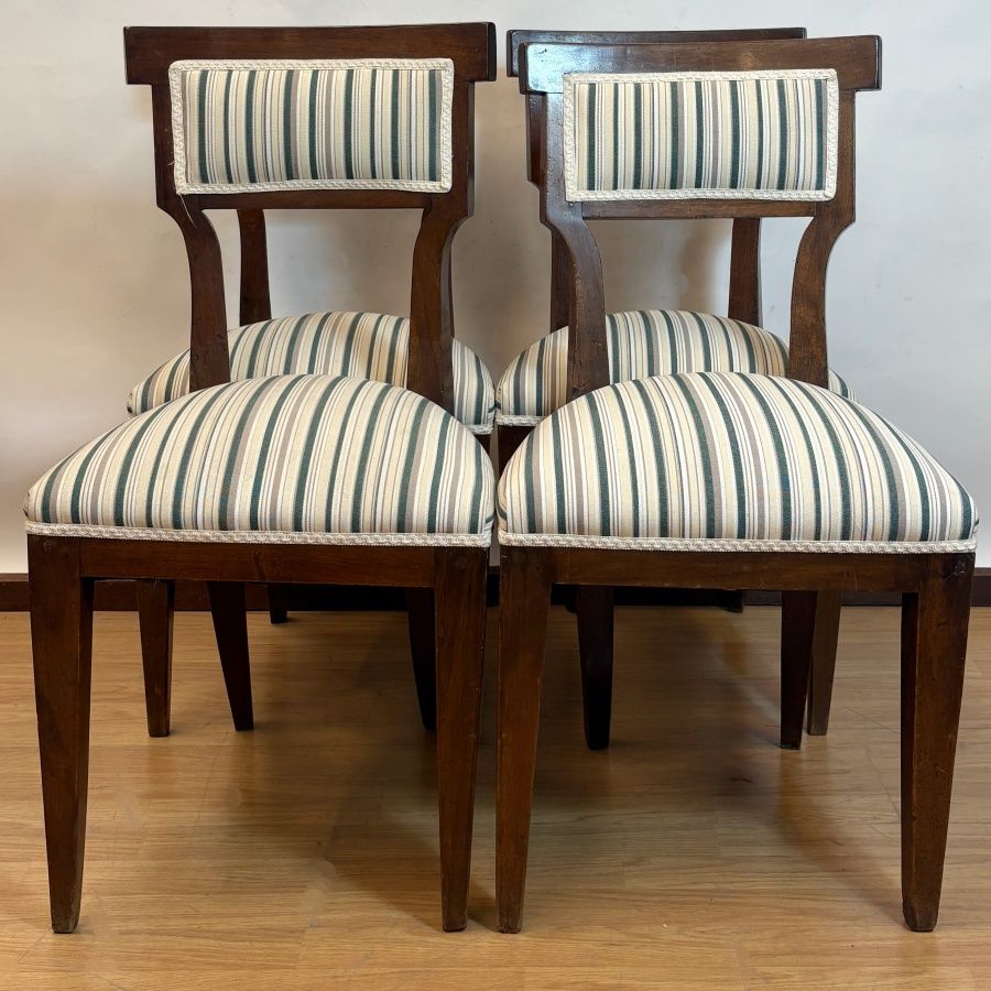 Conjunto de cuatro sillas