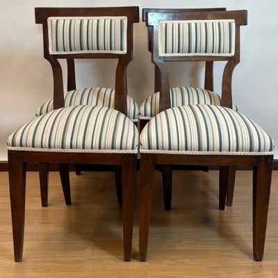 Conjunto de cuatro sillas