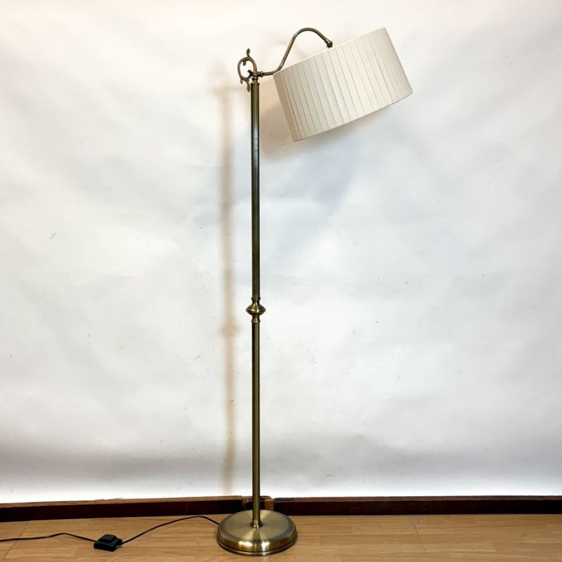 Lámpara de Pie Metálico