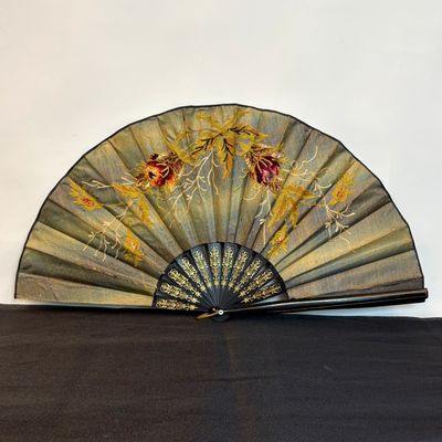 Abanico de Madera y Tejido Bordado