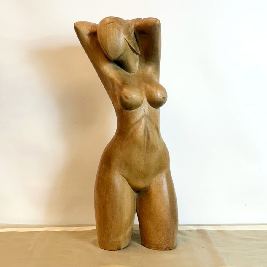 Figura Femenina Tallada en Madera Figura Femenina Tallada en Madera