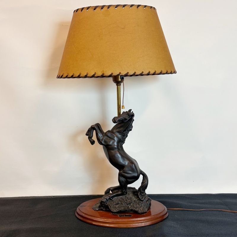 Lámpara con Figura de Caballo Encabritado