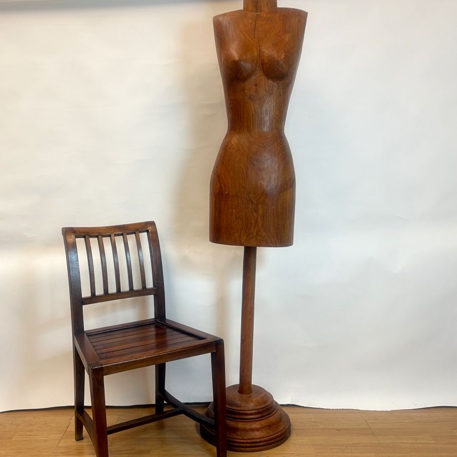 Maniquí Femenino Tallado en Madera