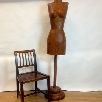 Maniquí Femenino Tallado en Madera