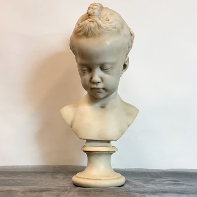 Busto de la Niña con Trenzas