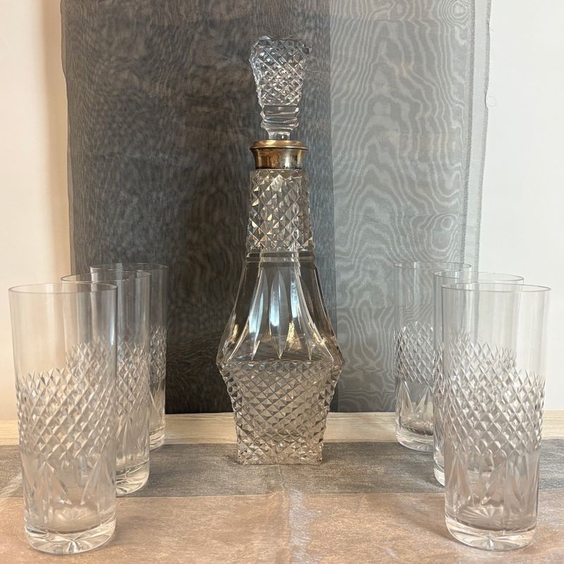 Botella con Seis Vasos