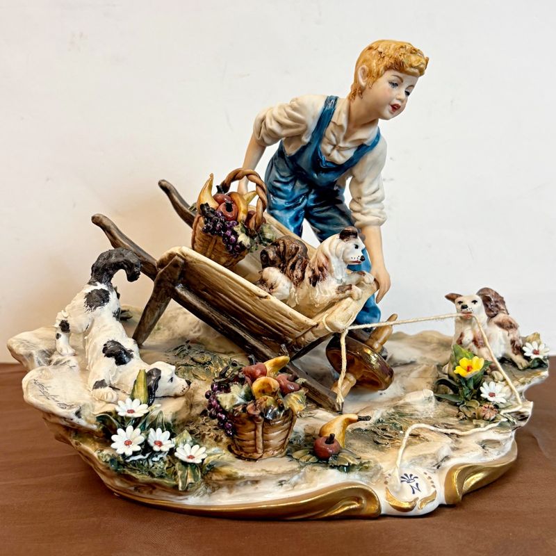 Figura Capodimonte Joven con Carretilla y Perros