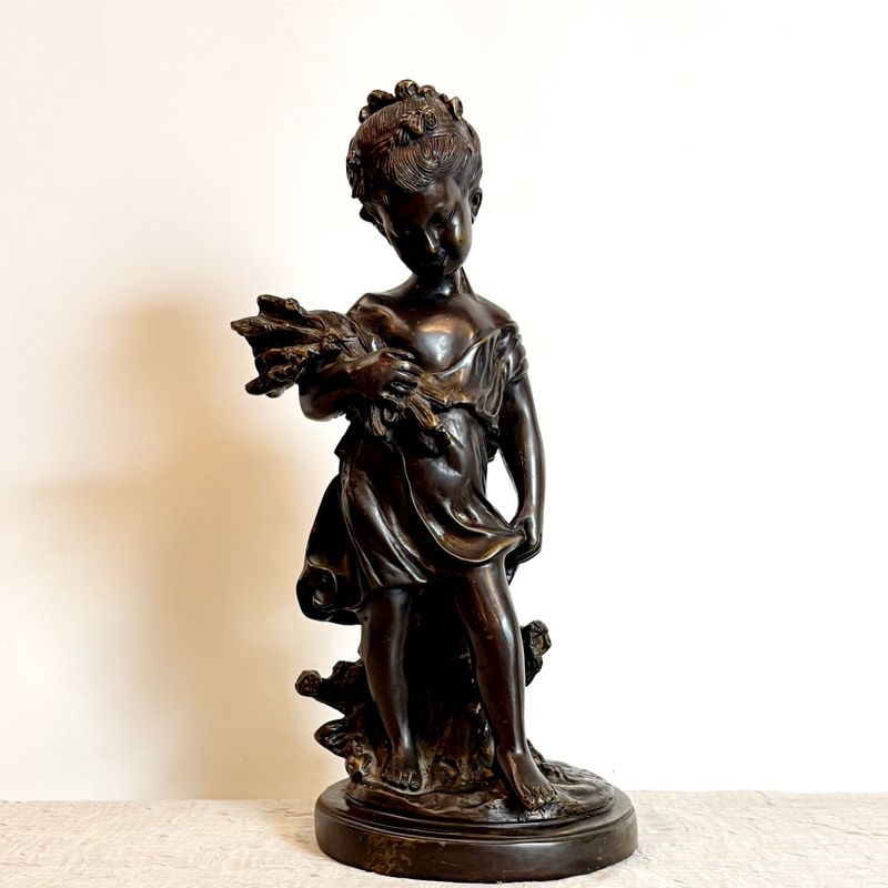 Bronce Niña con Flores