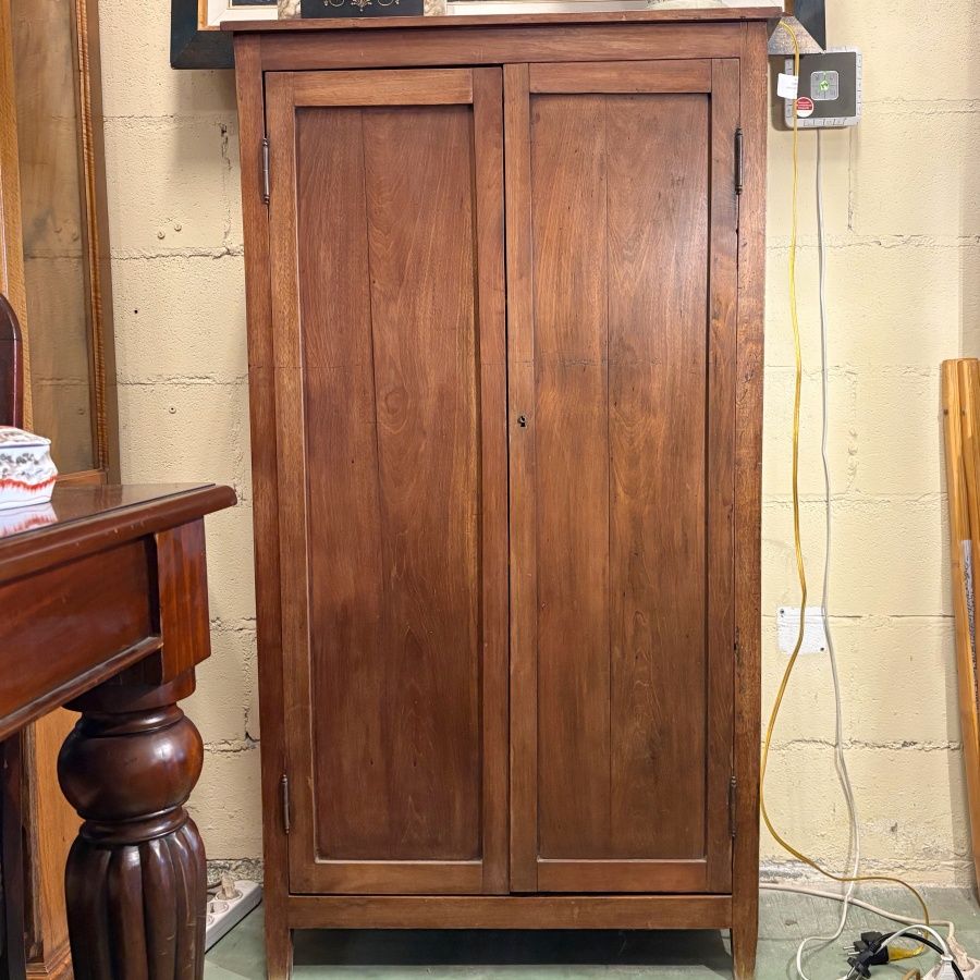 Mueble de Caoba con Dos Puertas