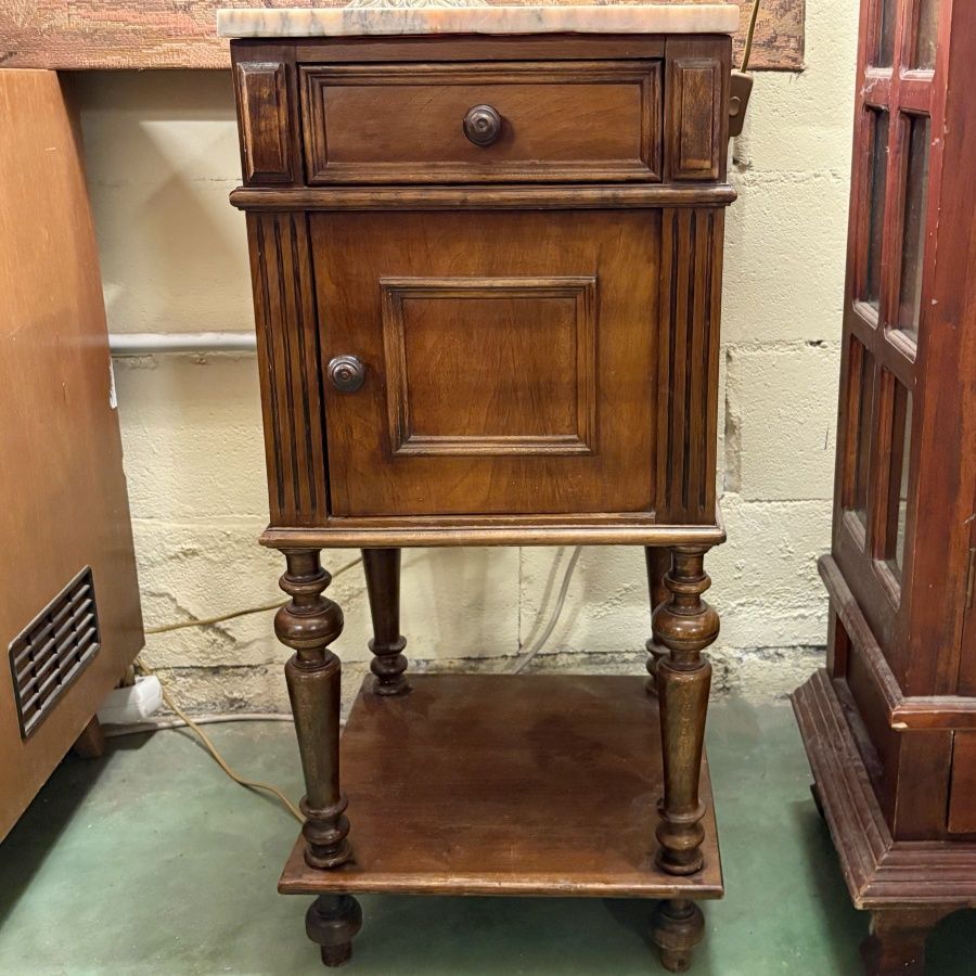 Mesita de Noche Alta