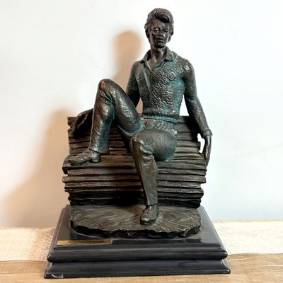 Figura de Hombre Firmada Senserrich