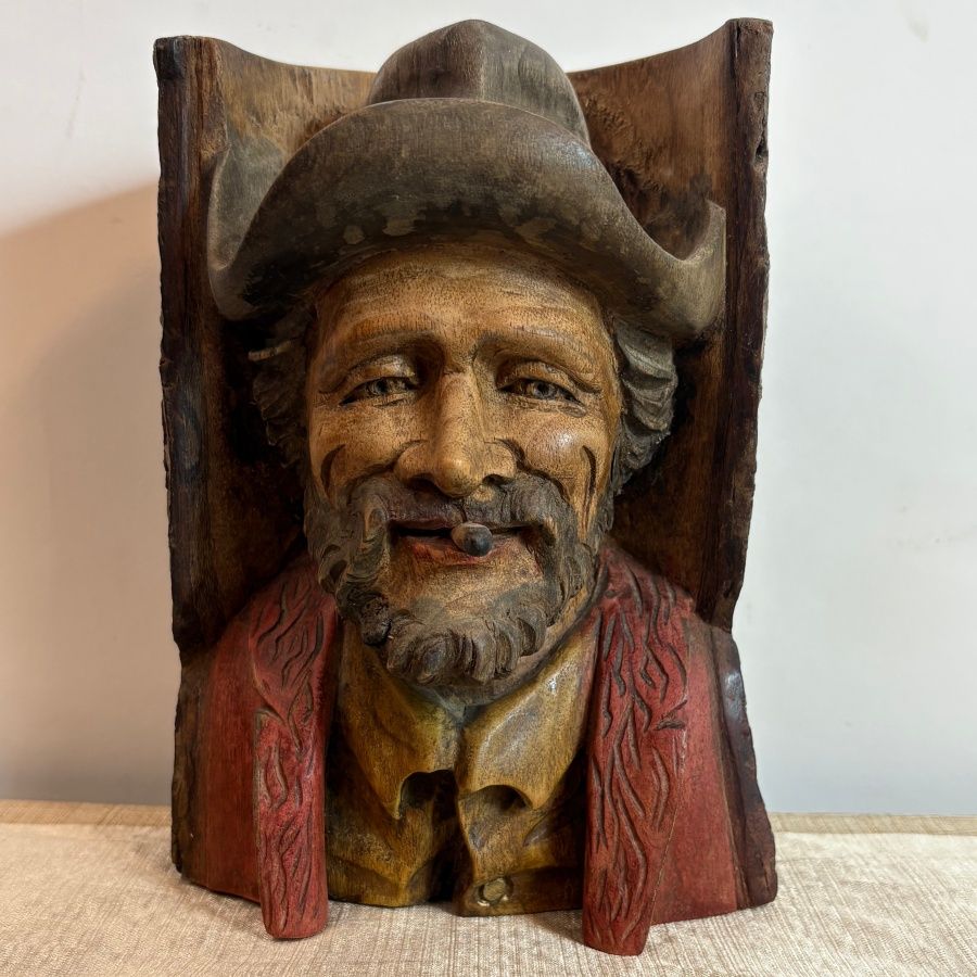 Busto Hombre Fumando