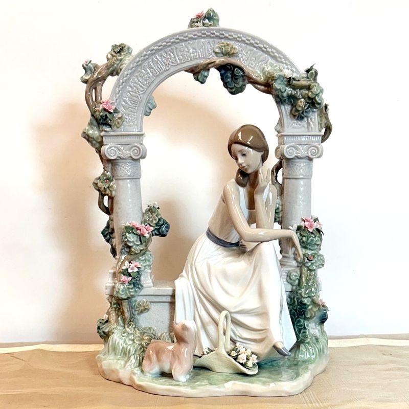 Escultura Lladró Mujer Bajo un Arco