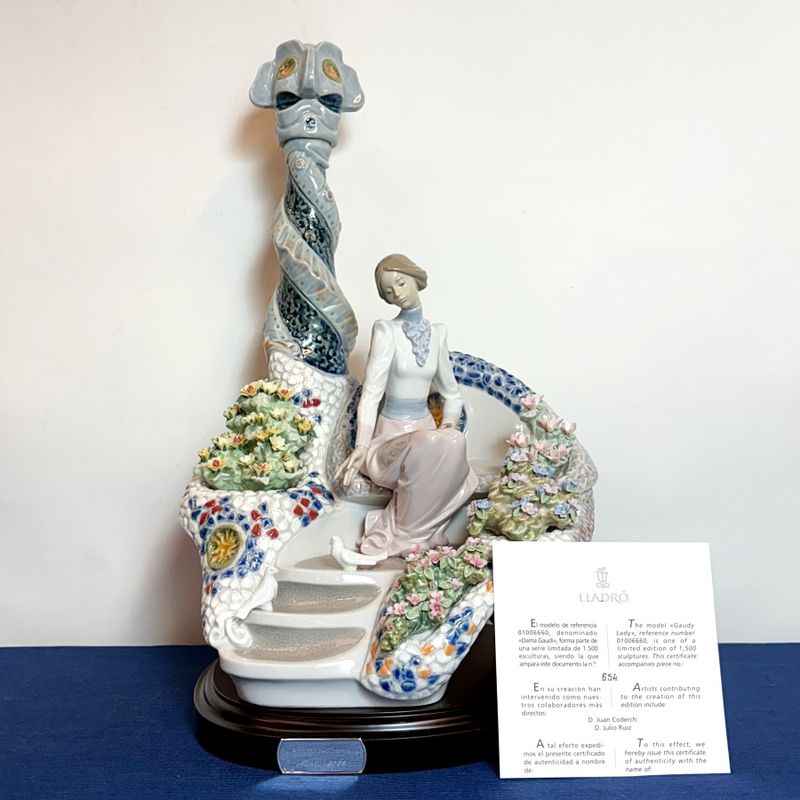 Escultura Lladró "Dama Gaudí"