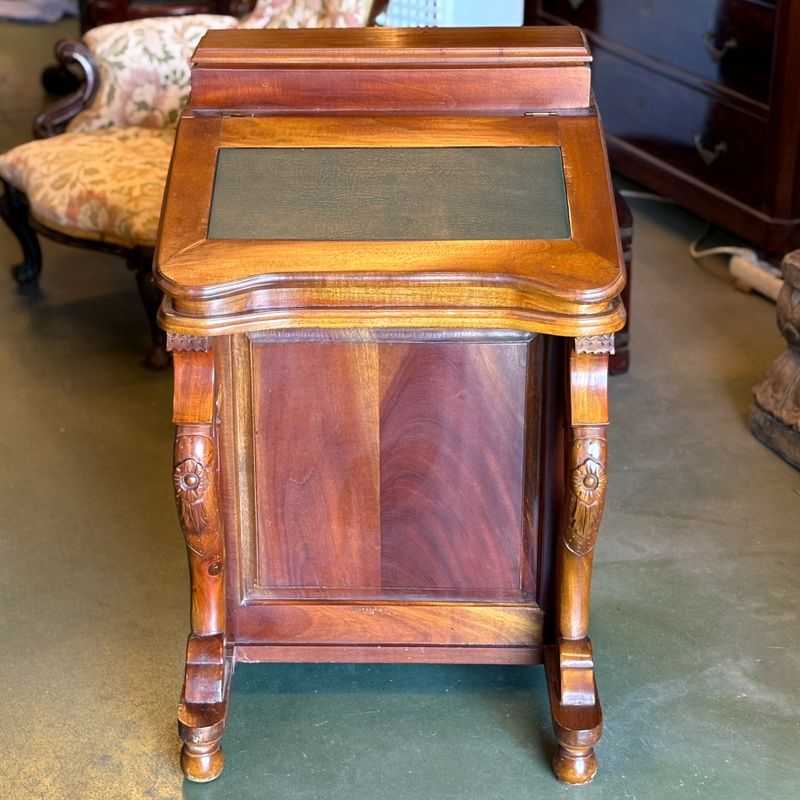 Escritorio Davenport de Estilo Colonial