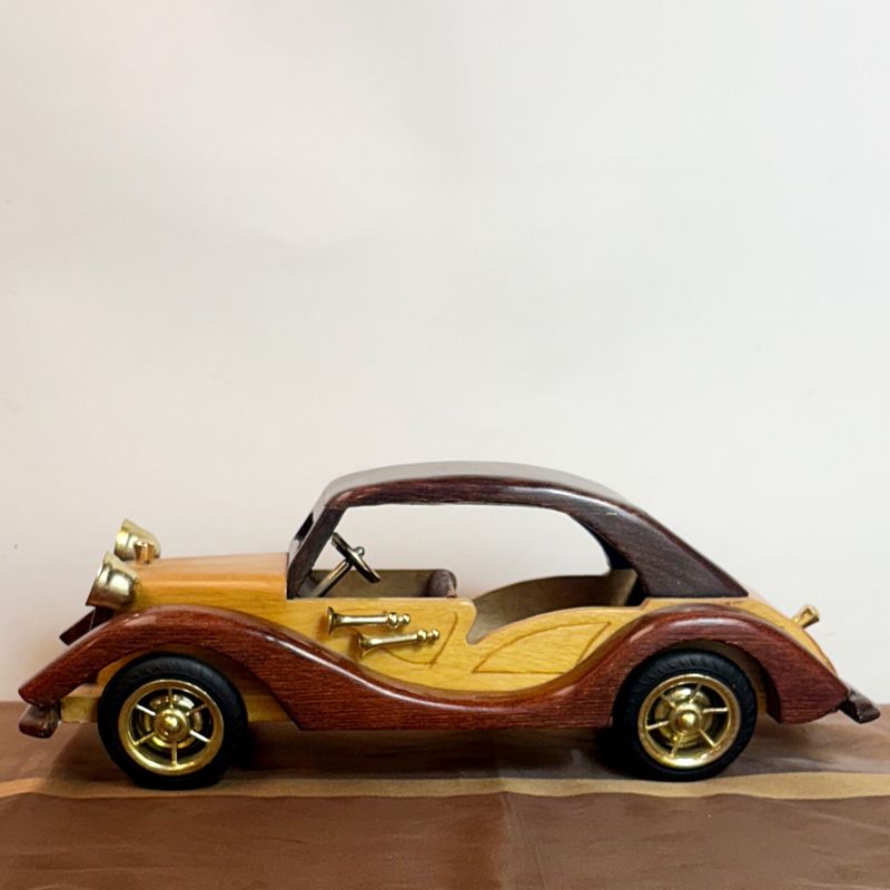 Maqueta de Coche Clásico en Madera