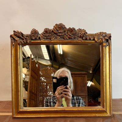 Espejo con Marco Dorado y Ornamentado