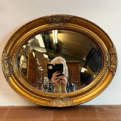 Espejo Oval con Marco Dorado